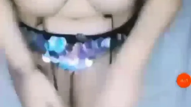 سكس لايف مصرية تلعب في بزازها الملبن