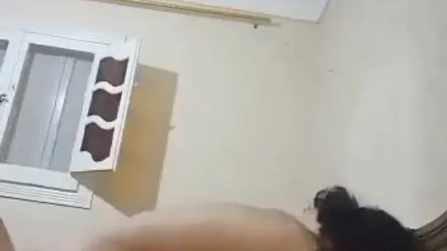 شرموطة مصرية مربربة عايشة اللحظة مع جوزها - سكس مصري