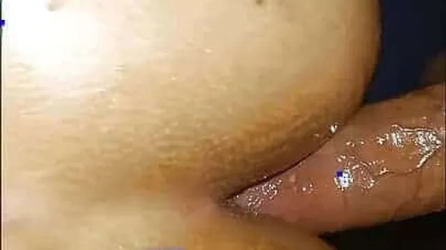 يمكن تكون أول مرة تتناك في طيزها لأنها صارت تبكي - سكس طيز عربي