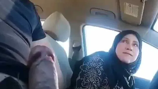 سكس محجبة عربي تمص زب صاحبها في السيارة وتخاف من الشارع - سكس عراقي