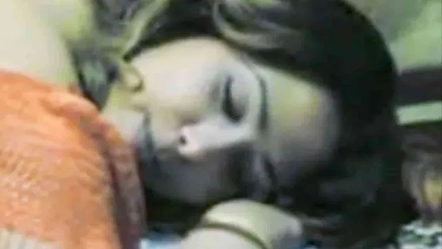 مصري جايب شرموطة للبيت ومش عارف ينيكها ازاي - سكس مصري