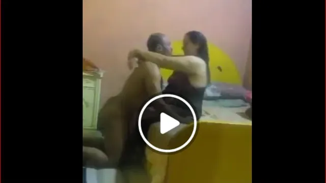 سكس لبوة بلدي تتناك من البواب بشكل مجاني عشان زوجها مش بكيفها وما بتشبعش نيك منو
