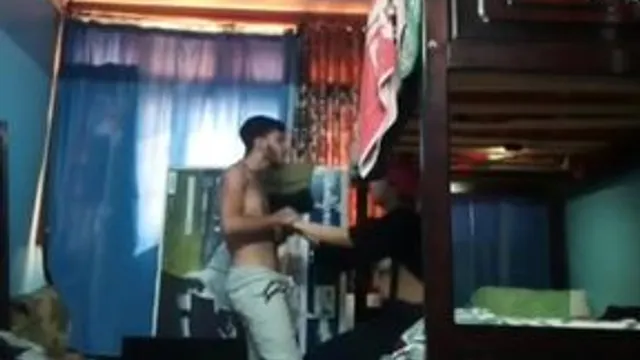 شاب يستدرج حبيبته طالبة مدرسة لشقته ويمصمص فيها ويحاول ينيكها وهي مش راضية ابداً - سكس عربي