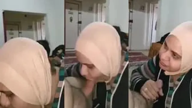 مصري بيصور مراته المحجبة وهي تمص زبره - سكس مصري بلدي