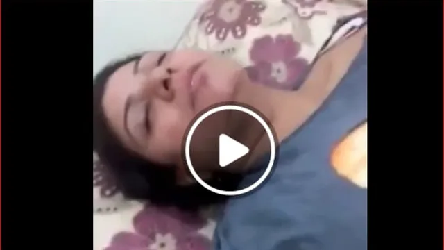 مصرية متناكه بتعمل نودز لعشيقها في وقت زوجها برا البيت - حتخلي زبرك يحمي عل كسها