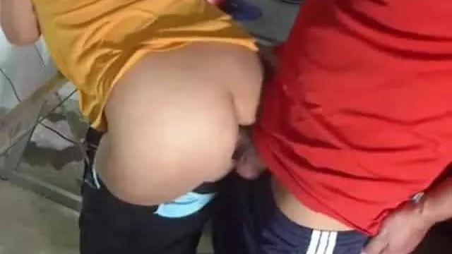 عندها الدورة وتقدم له طيزها الضيق - سكس طيز عربي