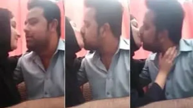 سكس شاب عربي يلحس بزاز حبيبته المحجبه في المحل (العمل)