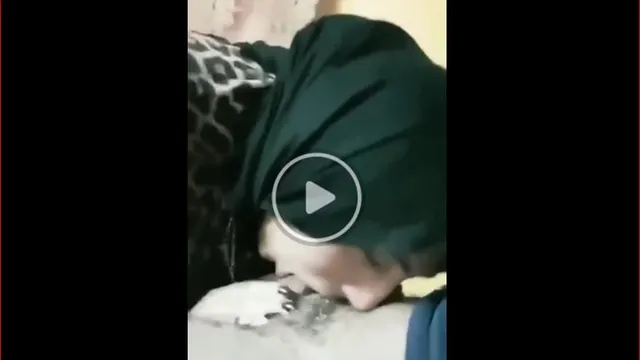 سكس محجبة عربية محترفة في مص الزب - تختنق بالزب في فمها وواصل لحنجرتها - تبزق البلغم اللزج على الزب وتمصه بأحترافية زي افلام xnxx arab hijab