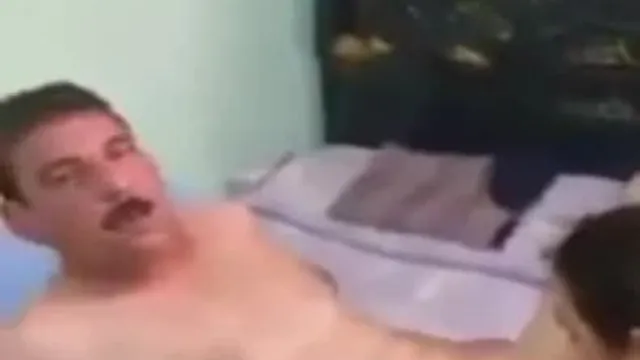 تصوير سكس مصري مسرب حقيقي لراجل معاه مزتين بنات واحدة بتصور والتانية بتلحس طيزه