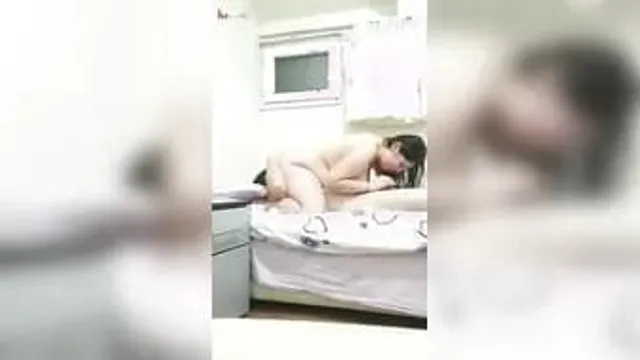 زوجتي المربربة تمص عيري وهو مجلب مايريد يكوم وينيجها - نيج عراقي