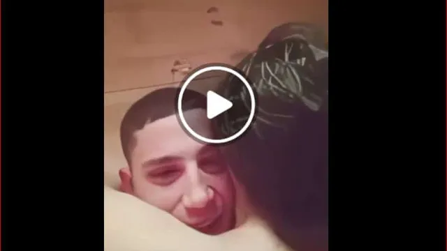 شاب سوري وزوجة اخوه السمينة فوقه تدعك كسها بشهوة عليه وهو بيصور ويضحك على المشهد