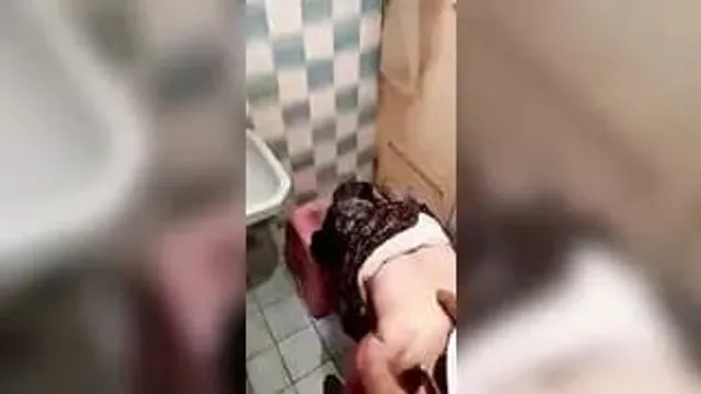 نيك سريع داخل الحمام المصري – مشهد مجنون من العيار الثقيل